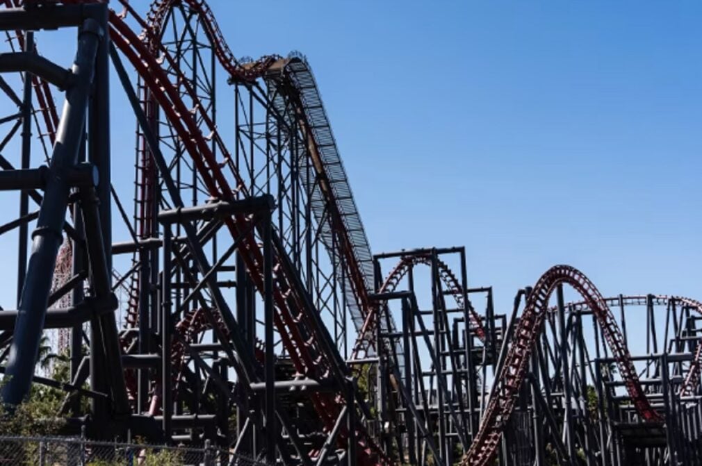 Six Flags închide definitiv roller coasterul X2. CNN a documentat accidentări grave și cel puțin două decese