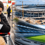 O pensionară verifică bonul de cumpărături într-un supermarket, în contrast cu un stadion aflat în construcție și tribune goale, ilustrând investițiile publice în stadioane în timp ce românii reduc cheltuielile