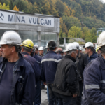 Imagine ilustrativă cu un grup de mineri în echipament de lucru, într-un cadru industrial, pe fondul negocierilor privind salariile minerilor din Valea Jiului.
