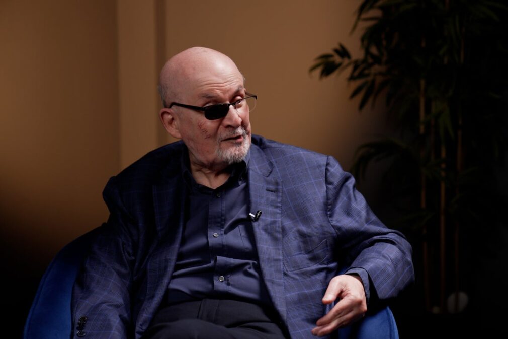 VIDEO De la fatwa din 1989 la atacul din New York. Documentarul „Knife” reconstituie destinul lui Salman Rushdie