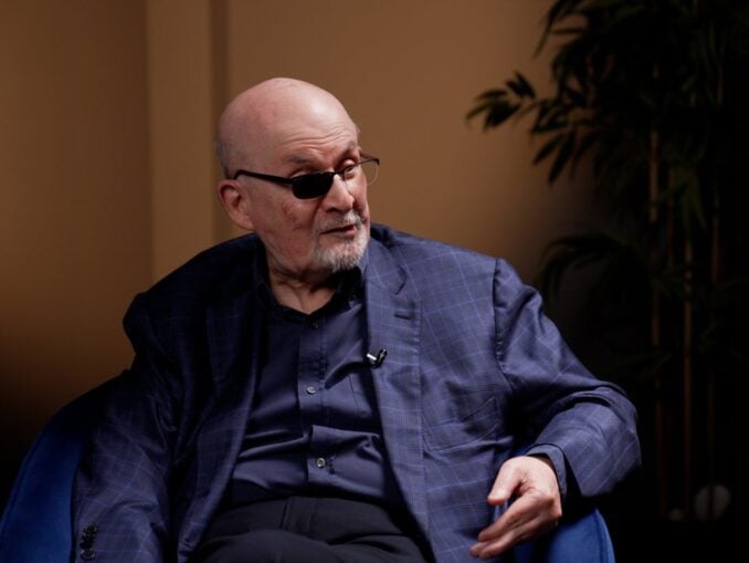 VIDEO De la fatwa din 1989 la atacul din New York. Documentarul „Knife” reconstituie destinul lui Salman Rushdie