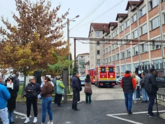 VIDEO Un elev de clasa a VII-a din Bistrița și-a înjunghiat profesoara. Un alt copil a fost rănit