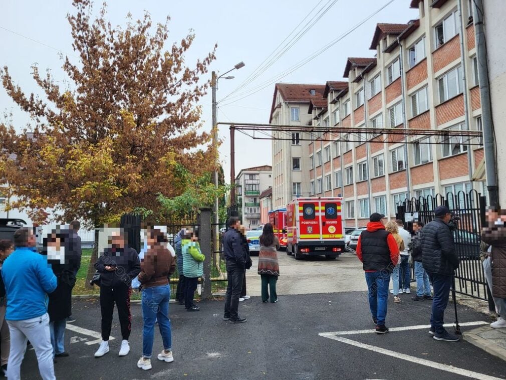Elevul din Pitești care și-a atacat colegii cu maceta, în arest la domiciliu. Două ordine de protecție împotriva sa