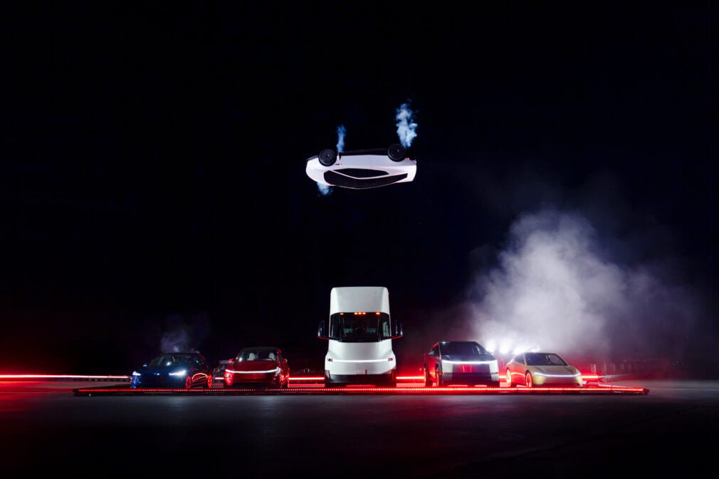 VIDEO Elon Musk pune aripi mașinilor Tesla
