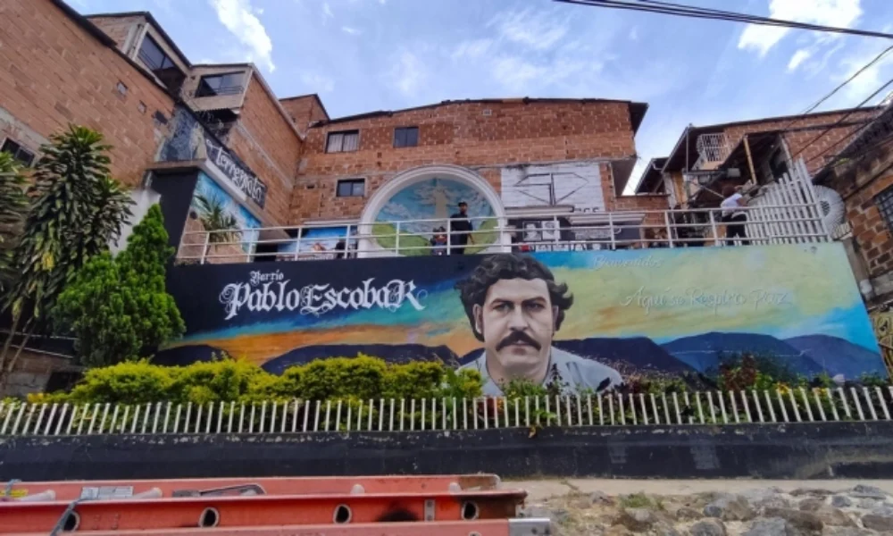 Casa lui Pablo Escobar, demolată de autoritățile din Medellín. Clădirea abandonată devenise loc de petreceri