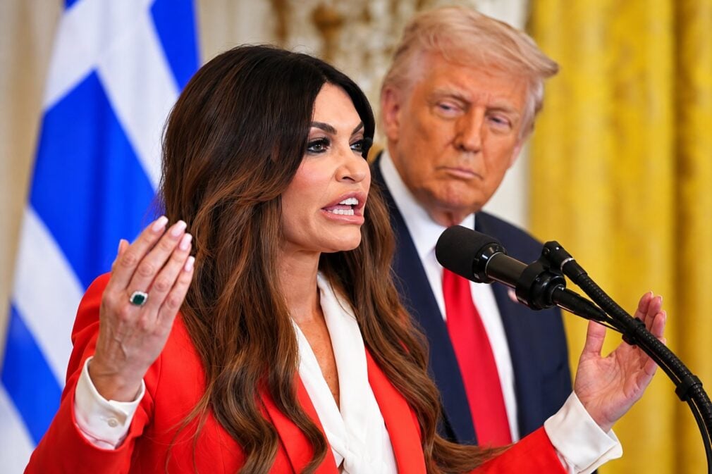 Ascensiunea și căderea bruscă a lui Kimberly Guilfoyle. De la logodna cu Trump Jr. la demisia din funcția de ambasadoare