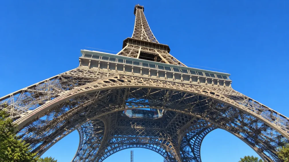 De la românul din spatele statuii lui Cristos până la Turnul Eiffel. Topul locurilor pe care lumea le fotografiază obsesiv