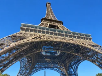 De la românul din spatele statuii lui Cristos până la Turnul Eiffel. Topul locurilor pe care lumea le fotografiază obsesiv