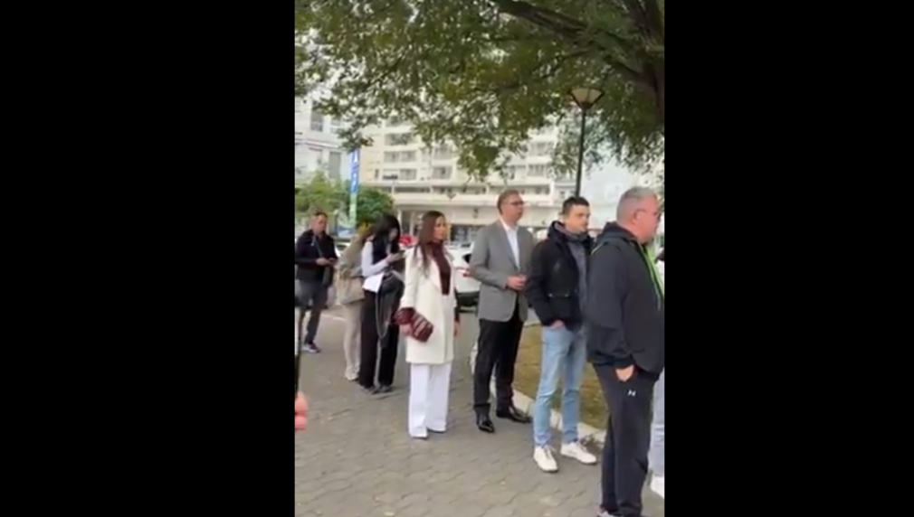 Serbia: cozi uriașe la urne. Vučić a așteptat aproape două ore