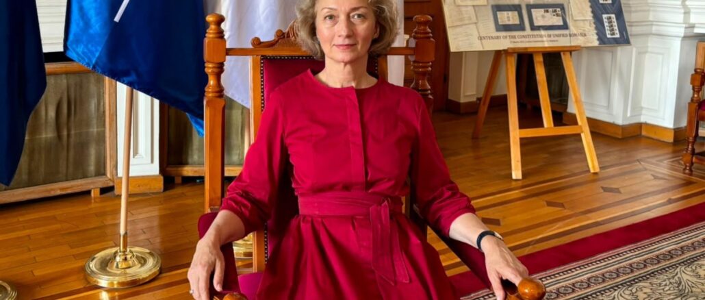 Simina Tănăsescu, președinta CCR, în sala mare a Curții, la interviurile Cotidianul